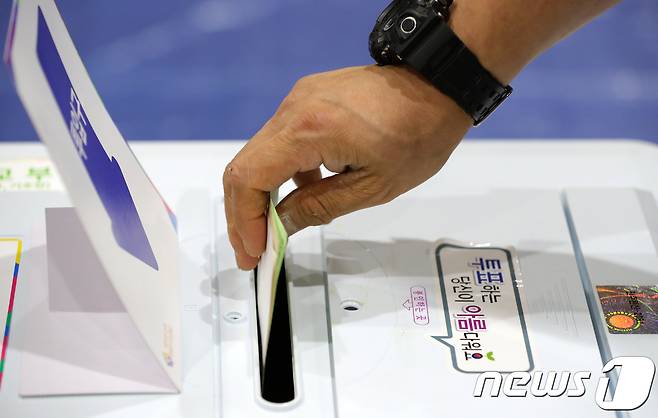 6·13 지방선거 투표일인 13일 오후 전북 전주시 서신동 제10투표소인 전주여울초등학교에서 한 유권자가 투표를 하고 있다.2018.6.13/뉴스1 © News1 문요한 기자