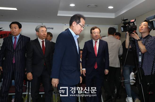 자유한국당 홍준표 대표와 당직자들이 13일 선거 끝나고 당사에서 방송사들의 출구조사결과를 시청하고 있다. 김영민 기자