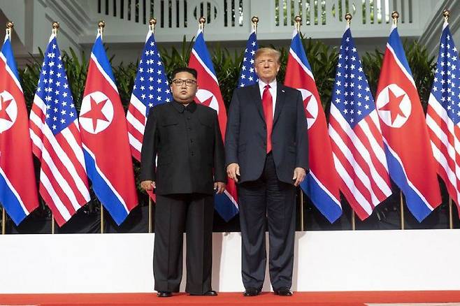 트럼프 미국 대통령과 김정은 북한 국무위원장이 12일(현지시간) 싱가포르 카펠라 호텔에 마련된 회담장에서 만나 사진 촬영을 위해 포즈를 취하고 있다. (사진=백악관 제공)