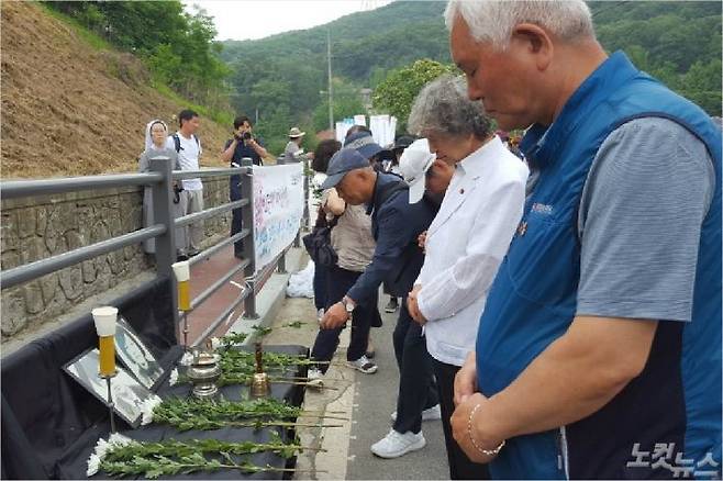 사고현장 앞에 마련된 분향소에서 추모객들이 헌화하며 두 학생의 넋을 기리고 있다.<사진=고태현 기자>