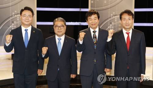 토론회 앞서 기념촬영 하는 경기도교육감 후보들 (서울=연합뉴스) 4일 오전 서울 여의도 KBS에서 열린 '2018 지방선거 경기도교육감 후보 토론회'에서 후보들이 토론회 시작에 앞서 기념촬영을 하고 있다. 왼쪽부터 송주명, 이재정, 배종수, 임해규 후보. KBS 선거방송준칙에 따라 사전 여론조사 평균 지지율 5% 미만인 김현복 후보는 초청대상에서 제외됐다. 2018.6.4 [경기사진공동취재단=연합뉴스]      stop@yna.co.kr