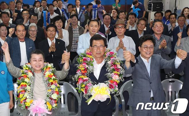 이시종 더불어민주당 충북도지사 후보와 부인 김옥신씨가 13일 오후 충북 청주시 흥덕구 선거캠프에서 6·13 지방선거 당선이 확실시되자 꽃목걸이를 목에 걸고 손을 들고 있다.2018.6.13/뉴스1 © News1 김용빈 기자