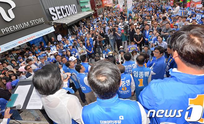 추미애 더불어민주당 대표가 9일 오후 경북 포항시 북구 중앙상가에서 오중기 경북도지사 후보,허대만 포항시장 후보와 기초,광역단체 후보 지원 유세를 하고 있다. 추 대표는 "새로운 경북,포항 건설을 위해서는 집권여당의 후보인 1번이 당선되어야 된다＂며 지지를 호소하고 있다.2018.6.9/뉴스1 © News1 최창호 기자
