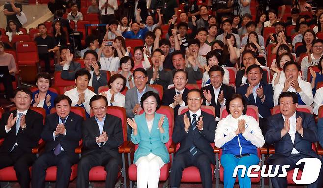 추미애 더불어민주당 대표를 비롯한 지도부가 13일 서울 여의도 국회 의원회관 대회의실에 마련된 제7회 6·13 전국동시지방선거 개표상황실에서 방송사 출구조사 결과를 지켜보며 환호하고 있다. 2018.6.13/뉴스1 © News1 이동원 기자