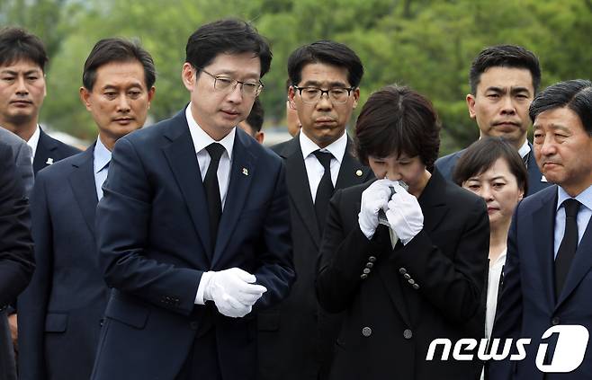 6·13 지방선거에서 당선된 김경수 더불어민주당 경남도지사 당선인이 14일 오전 경남 김해 봉하마을에서 눈물을 훔치는 아내  김정순씨와 함께 고 노무현 전 대통령 묘역을 참배하고 있다. 2018.6.14/뉴스1 © News1 여주연 기자