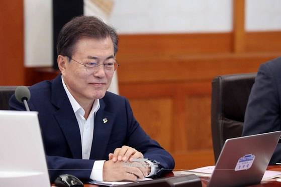 문재인 대통령이 12일 청와대 세종실에서 국무회의를 주재하기 전에 이낙연 국무총리 및 국무위원들과 함께 김정은 북한 국무위원장과 도널드 트럼프 미국 대통령의 정상회담 모습을 방송을 통해 지켜보고 있다. 이날 [사진 청와대 페이스북]