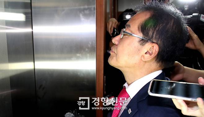 자유한국당 홍준표 대표가 14일 서울 여의도 당사에서 당 대표 사퇴 기자회견을 한 뒤 당사를 떠나며 눈을 감은 채 서 있다. 김기남 기자 kknphoto@kyunghyang.com