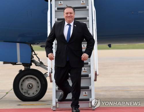 전용기에서 내리는 폼페이오 미 국무장관 (평택=연합뉴스) 마이크 폼페이오 미국 국무장관이 13일 오후 경기도 평택시 주한미공군 오산기지를 통해 입국, 전용기에서 내리고 있다. 2018.6.13 [사진공동취재단]      photo@yna.co.kr