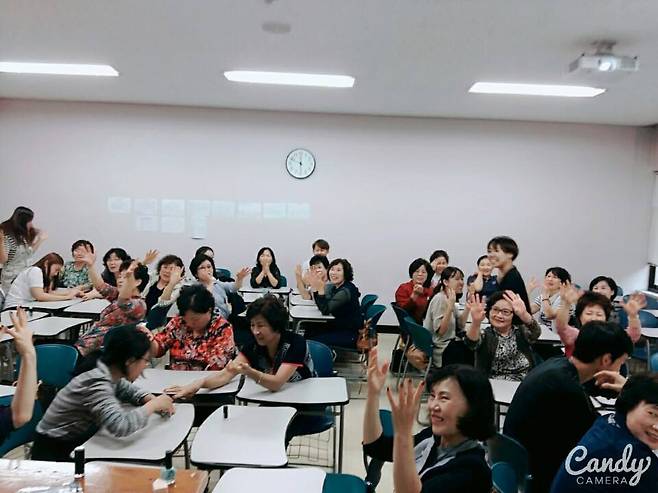 서강대학교 청소노동자와 함께한 ‘맑음’ 활동. 학생들과 청소노동자들이 네일아트 받은 손을 들어 보이고 있다.