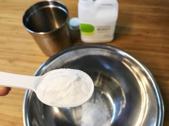 먼저 그릇에 베이킹소다 두 스푼을 던다.