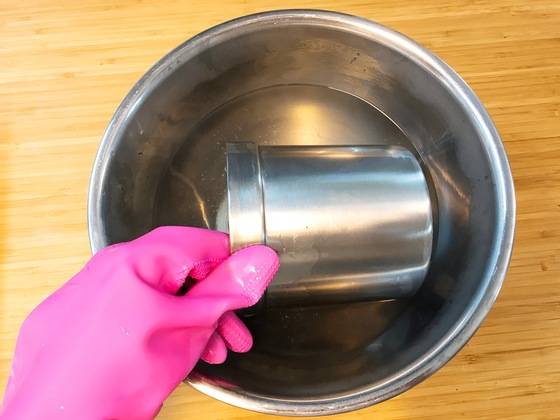 고무장갑을 끼고 수저통을 돌돌 돌려가며 베이킹소다 물이 골고루 묻게 한다.