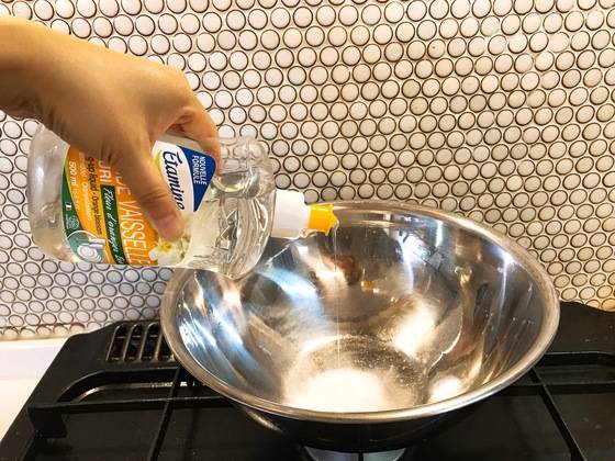 그 위에 주방세제도 주르륵-. 양은 소주 반 컵 정도면 충분하다.