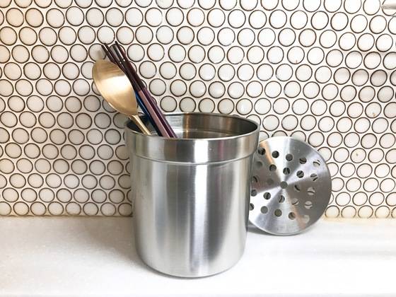 반짝반짝 빛이 나는 수저통. 소독과 세척의 일석이조 효과를 톡톡히 누렸다.