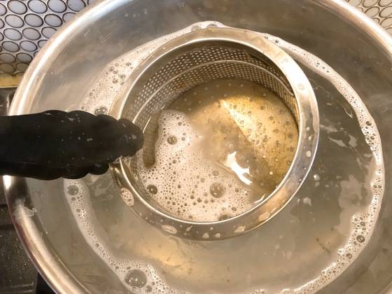 수저통을 소독하고 난 세제 물에 싱크대 거름망을 넣어 한번 더 재활용했다.