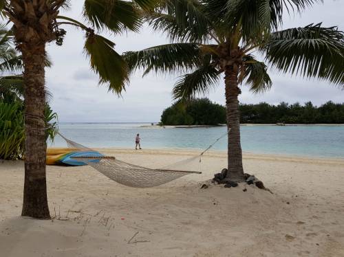 라로통가섬은 전체가 하나의 큰 휴양지처럼 되어 있어 해안가를 따라 관광지에 쉽게 접근할 수 있다. 여행객들이 바다에서 스노클링 등 해양스포츠를 즐기고 있다.