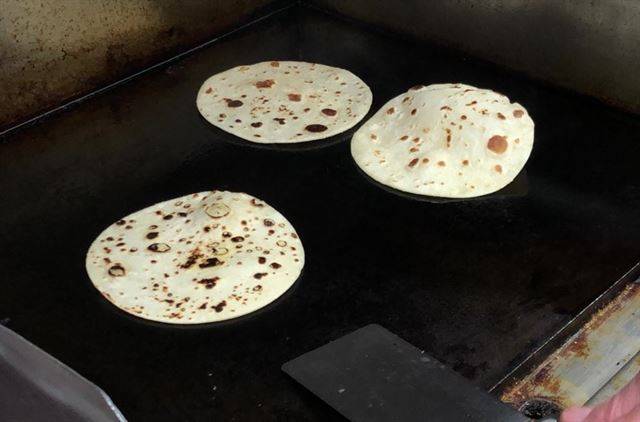 엘피노 323의 토르티야를 굽는 모습. 뜨거운 그릴에 살짝 부풀 때까지 굽는다. 잇쎈틱 제공