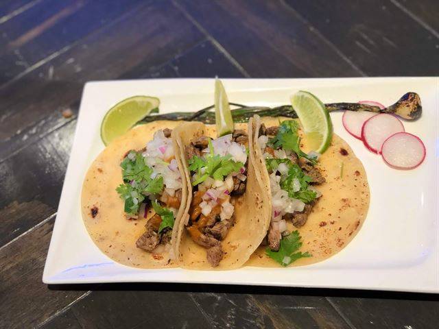 엘피노 323의 카르네 아사다 타코. 셰프D가 가장 좋아하는 양념 스테이크 타코다. 잇쎈틱 제공