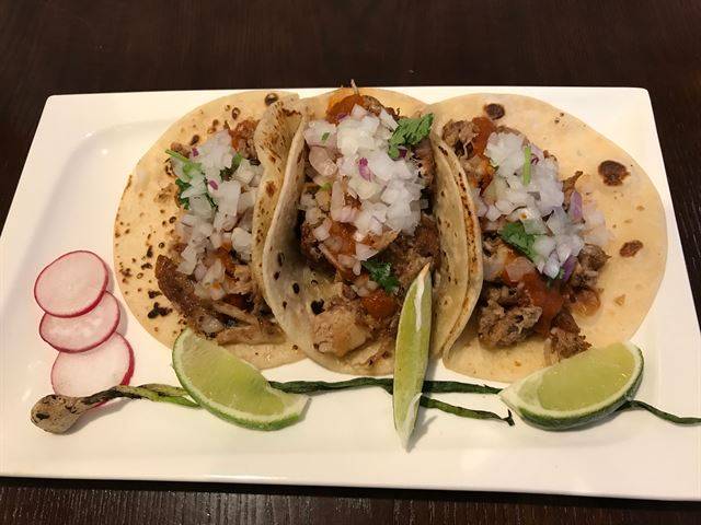 엘피노 323의 최고 인기메뉴 카르니타스 타코. 잇쎈틱 제공