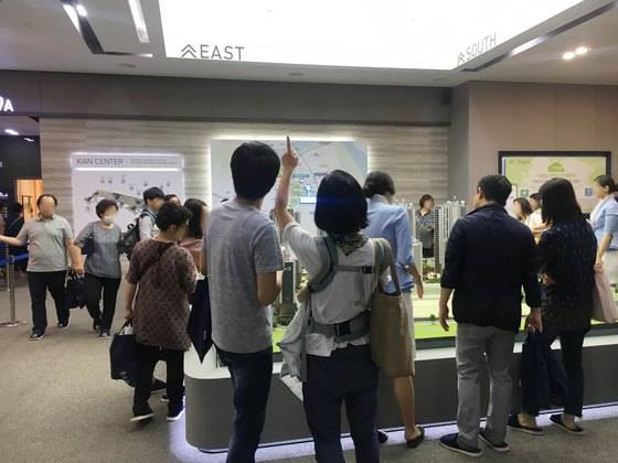 신혼부부 특별공급 확대로 견본주택을 찾는 젊은층이 부쩍 늘었다. 사진는 15일 견본주택 문을 서울 강동구 고덕자이 견본주택.