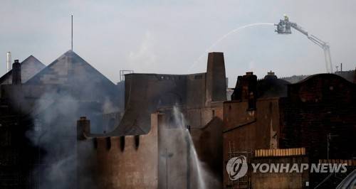 글래스고 예술학교 화재 진압작업 모습 [로이터=연합뉴스]