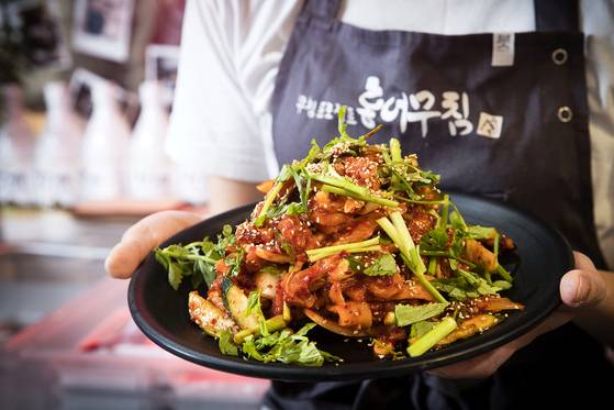 홍어 무침은 7000원부터 11만원까지 가격대가 다양하다. 장진영 기자