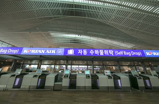 인천공항 2터미널의 자동출입국심사대.승객 스스로 발권하고 짐을 부치는 장비가 풍부하게 갖춰져 있다. [사진 중앙포토]