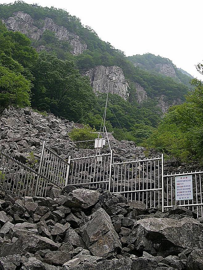 바위 틈에서 얼음이 어는 결빙지는 일반인들이 들어갈 수 없게 철책으로 막아 보호하고 있다. 바깥에서 잘 들여다보거나 망원경으로 당겨서 보는 수밖에 없다.  ⓒ홍윤호