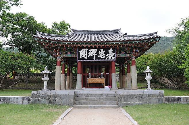 사명대사의 행장을 기록한 표충비를 보호하고 있는 비각이다.  ⓒ홍윤호