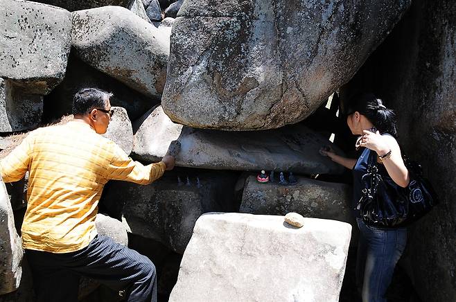 종석을 두드리는 사람들. 바위들 중에는 친절하게 종석이라 쓰여 있는 것들이 있는데, 신기하게 정말로 종소리가 난다.  ⓒ홍윤호