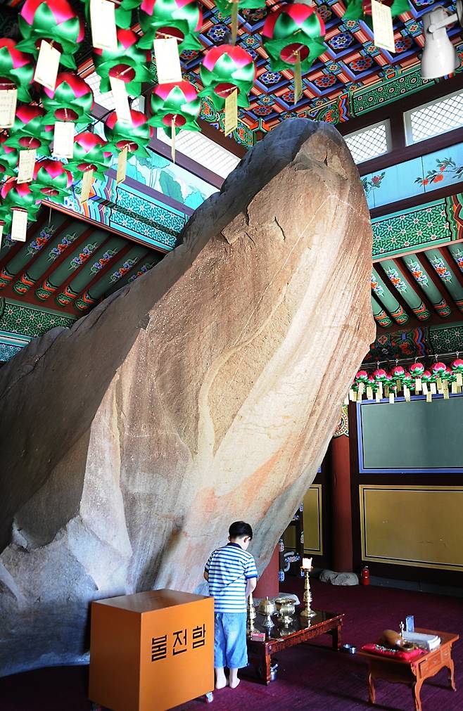 바다 용왕이 변했다는 미륵바위. 만어사는 이 바위를 신앙의 대상으로 포용하여 바위 위에 미륵전 건물을 씌웠다.  ⓒ홍윤호