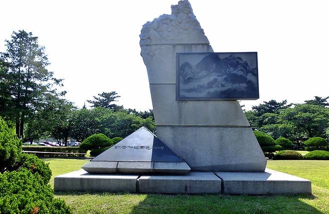 겸재 정선의 그림(인왕재색도)과 함께 서 있는 석비 너머로 인왕산이 펼쳐진다. ⓒ김종성