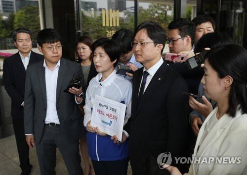 '한나라당 매크로' 고발하는 민주당 (서울=연합뉴스) 이지은 기자 = 더불어민주당 백혜련 대변인과 강병원 원내대변인이 7일 오후 서울 서초구 서울중앙지검에 자유한국당의 전신인 한나라당과 새누리당의 과거 선거에 매크로(자동입력반복)를 동원한 여론조작 의혹과 관련해 고발장을 접수하기 전 취재진의 질문에 답하고 있다. 2018.6.7      jieunlee@yna.co.kr