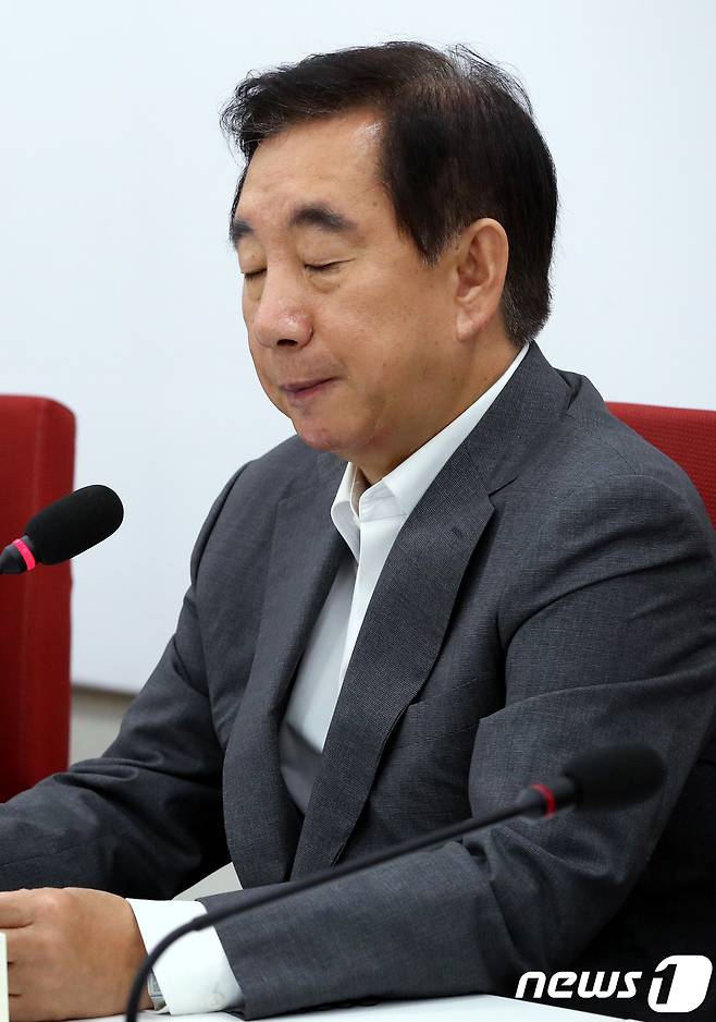 김성태 지유한국당 대표 권한대행 겸 원내대표가 18일 오전 서울 여의도 국회 당 원내대표실에서 가진 기자회견에서 굳은 표정을 보이고 있다.  © News1 박정호 기자