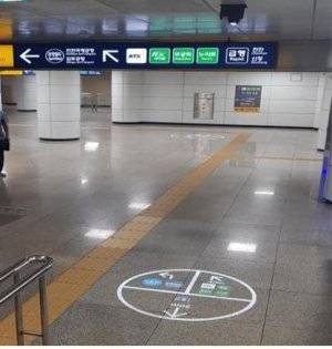 코레일이 서울역 열차와 전철 간 환승통로에 설치한 발광다이오드(LED) 바닥투시형 안내표지인 로고라이트.
