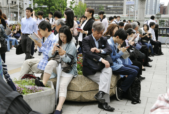 오사카지역의 강진으로 열차 운행이 중단된 가운데 시민들이 열차 운행 재개를 기다리고 있다. [교도=연합뉴스]