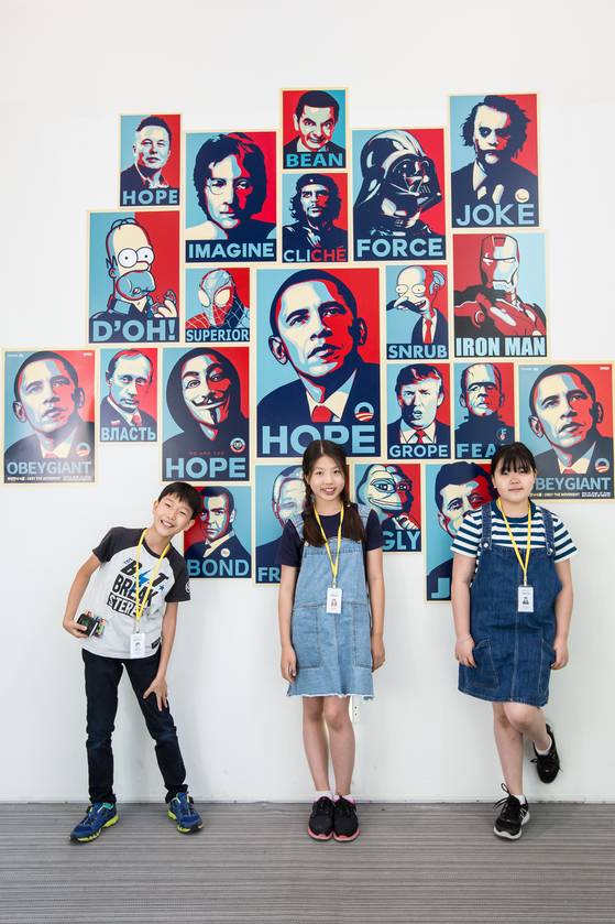 오베이 자이언트는 2008년 당시 오바마 미국 대선 후보의 얼굴이 담긴 HOPE 포스터로 그의 대선 승리에 지대한 영향을 미쳤다는 평을 받기도 했다.
