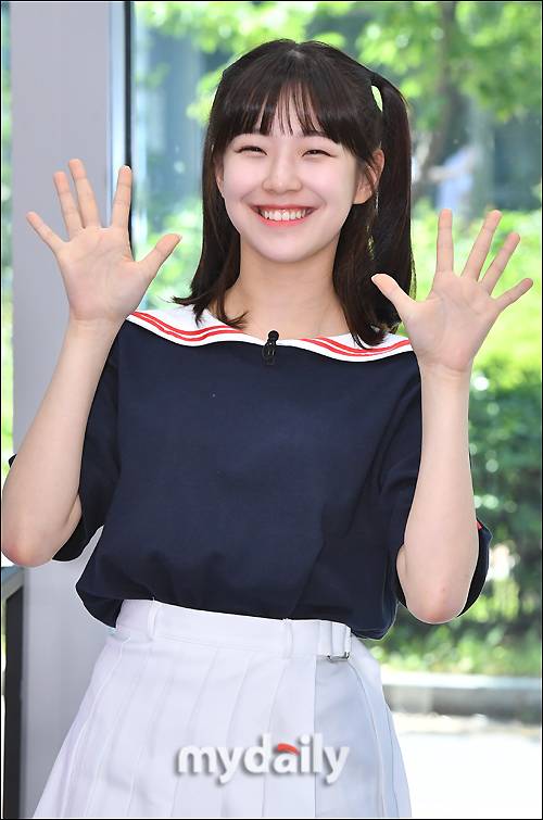 ▲ 프로미스나인 백지헌 '삼촌팬 쓰러지는 눈웃음'