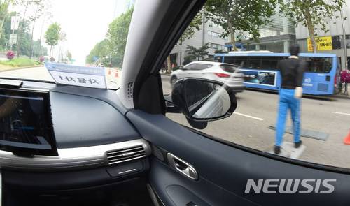 【서울=뉴시스】김진아 기자 = 17일 서울 코엑스 앞 영동대로에서 열린 자율주행차 국민체감행사에서 시민이 현대차 넥쏘 자율주행차를 시승하고 있다.  국토교통부는 2020년 자율주행차 사용화를 위해 제도 개선 및 관련 시설 구축 등을 추진 중이며, 현재 46대의 자율주행차가 임시운행허가를 받아 실제 도로를 시험운행하고 있다. 2018.06.17.    photo@newsis.com