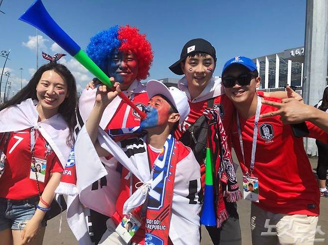 회사원 김도우(가운데)씨는 대한민국 대표팀 응원을 위해 회사 동료들과 함께 휴가를 맞춰 포항에서 러시아로 넘어왔다. (니즈니노브고로드=송대성 기자)