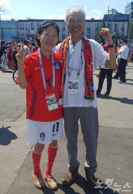 2006년 독일 월드컵부터 대표팀을 따라다니며 응원하고 있는 송순태-최명금 부부. (니즈니노브고로드=송대성 기자)