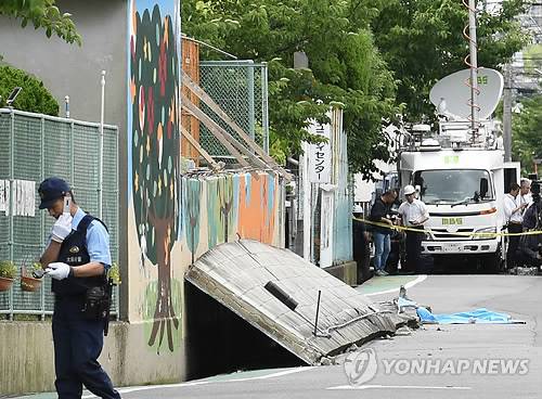 日오사카 지진…초등학생이 무너진 담장에 깔려 숨져 (오사카 AFP=연합뉴스) 18일 오전 일본 오사카부(大阪府)에서 규모 6.1로 추정되는 지진이 발생하면서 한 소녀가 깔려 숨진 다카쓰키(高槻)시의 무너진 담장 모습. 이번 지진으로 다카쓰키시의 9살 초등학생이 무너진 담장에 깔려 숨지는 등 3명의 사망자가 발생했다    lkm@yna.co.kr