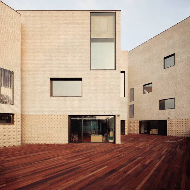 5세 학급이 위치한 지상 1층의 테라스. 아이들이 편하게 뛰어놀 수 있게 나무데크가 깔려 있다. [김종호]