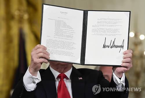 트럼프 '이게 우주군 창설 명령서야' (워싱턴 AP=연합뉴스) 도널드 트럼프 미국 대통령이 18일(현지시간) 백악관에서 열린 국가우주위원회(NSC) 회의에서 '우주군'(Space Force) 창설을 명령하는 '우주 정책 지침'에 서명한 뒤 문서를 들어 올려 보이고 있다.       트럼프 대통령은 이날 NSC 관계자들과 전직 우주 비행사들에게 "공군과는 별도로 독립된 우주군을 창설하기로 했다"면서 "중국과 러시아, 다른 국가들이 우리를 앞서는 것을 원치 않는다. 미국은 우주에서 지배력을 가져야 한다"고 말했다.      lcs@yna.co.kr