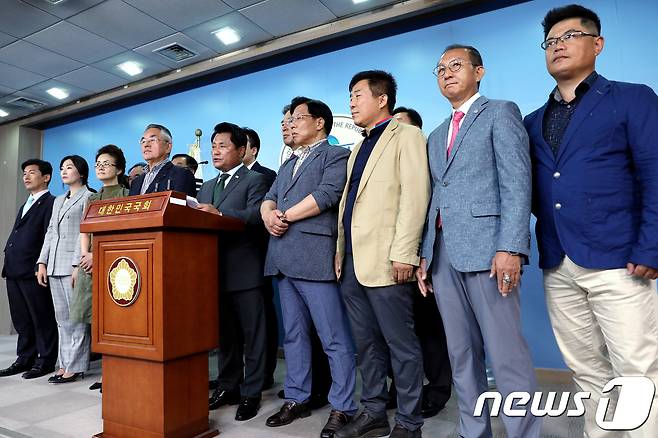 자유한국당 중앙위원들이 20일 오전 서울 여의도 국회 정론관에서 6.13 지방선거 참패에 대한 당 지도부의 무한책임 촉구 기자회견을 하고 있다.  2018.6.20/뉴스1 © News1 박정호 기자