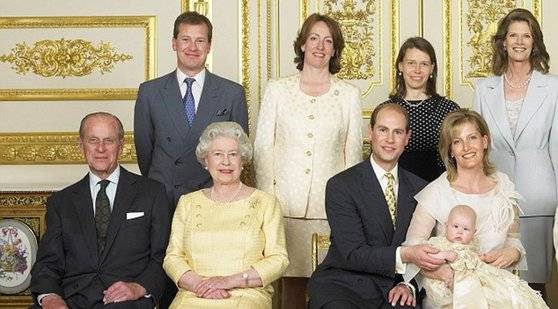 엘리자베스 여왕의 셋째아들인 에드워드 왕자내외(앞줄 오른쪽)의 장녀 세례식에 참석한 아이버 마운트배튼경(뒷줄 왼쪽) 등 영국 로열패밀리. 앞줄 왼쪽이 엘리자베스 여왕과 필립공 내외다. [중앙포토]
