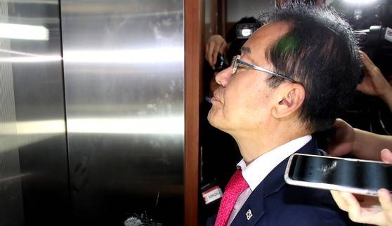 6·13 선거에 대한 책임을 지고 당대표직을 내놓은 홍준표 전 자유한국당 대표. 사진은 지난 14일 사퇴 기자회견을 마친 뒤 홍 대표가 여의도 당사를 떠나고 있는 모습. [중앙포토]