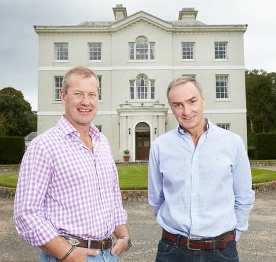 아이버 마운트배튼 경(왼쪽)과 그의 연인 제임스 코일이 2016년 영국 데일리메일에 공개한 사진. [데일리메일 홈페이지]