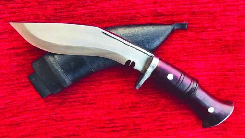 구르카 용병이 휴대하는 쿠크리 단검. 약 46㎝ 길이의 곡선 형태로 된 쿠크리는 성인식을 치른 쿠크리족 소년들에게 한 자루씩 주어지는 전통무기다. 구르카 쿠크리 컬렉션