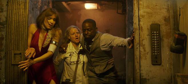 영화 ‘호텔 아르테미스’ 예고편 한 장면.  - 판씨네마 제공.