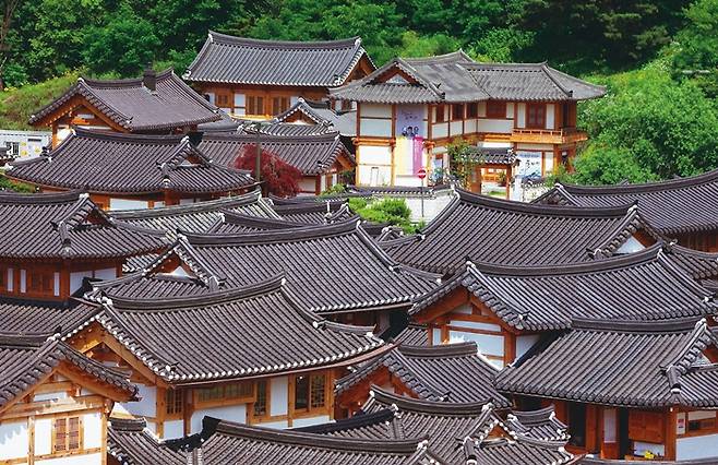 은평 한옥마을. 사진 가운데 위에 중광 이외수 천상병 등 문인의 흔적을 보며 쉴 수 있는 셋이서문학관이 보인다.
